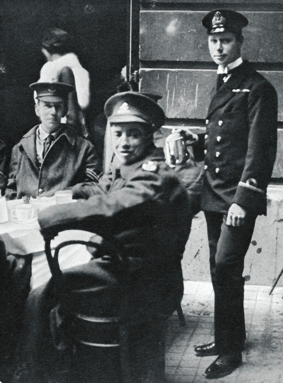 Sous-lieutenant Prince Albert servant du thé aux soldats blessés au Palais de Buckingham - Unbekannt