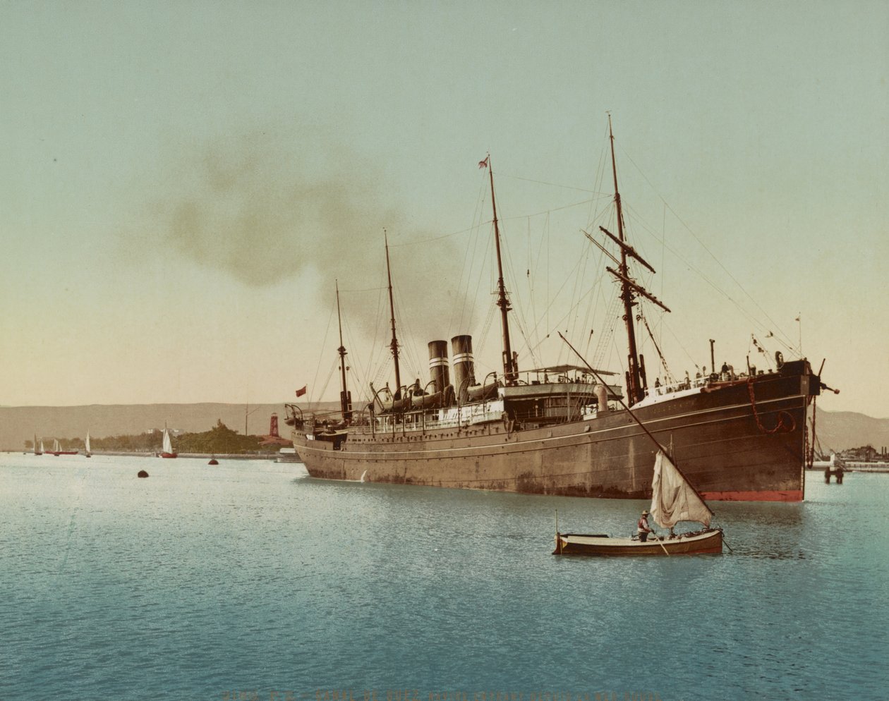 Canal de Suez, navire entrant dans la mer Rouge près de Port Tewfic, vers 1900 (photochromie en couleur) - Unbekannt