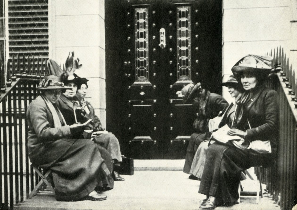 Suffragettes attendant sur le pas de la porte de la maison londonienne de Sir Edward Carson, 6 avril 1914, 1947 - Unbekannt
