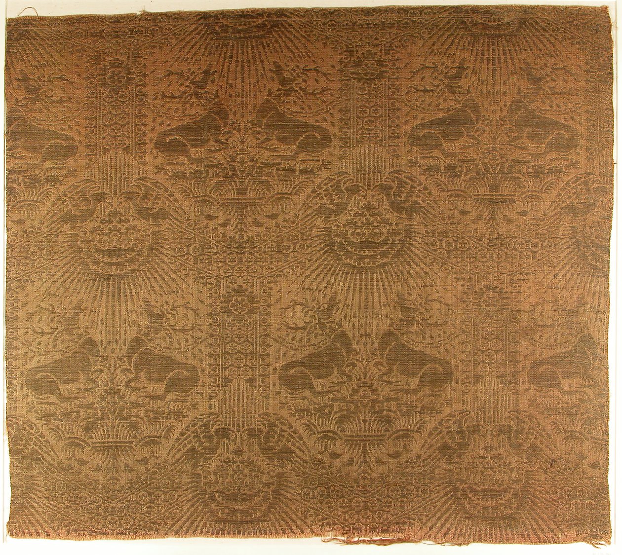 Fragment de textile avec cerfs couchés, aigles, nuages et rayons de soleil, italien, années 1390 - Unbekannt