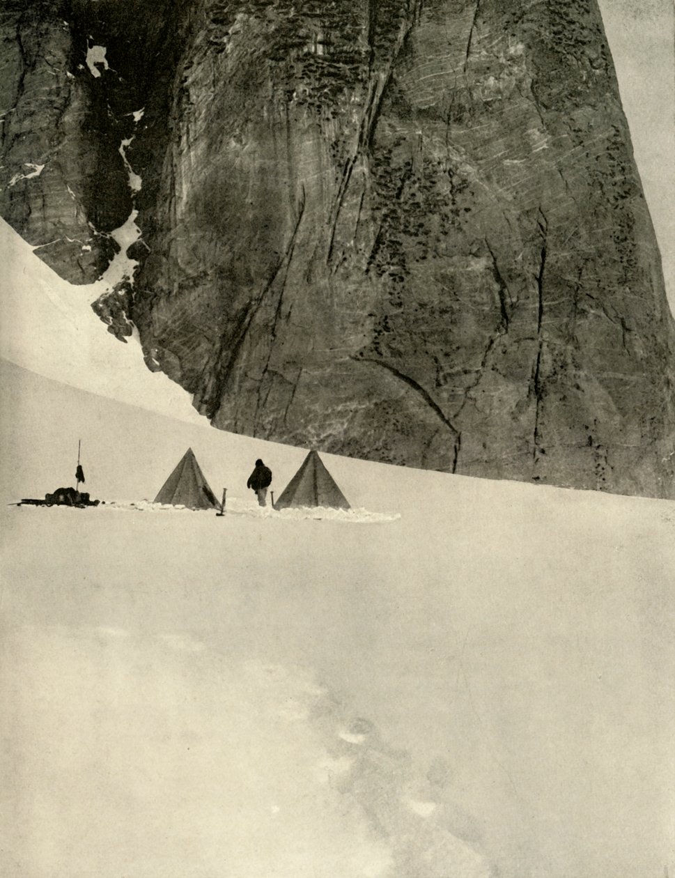 Le camp sous le pilier de granit, à un demi-mile du dépôt inférieur du glacier...27 janvier 1909 - Unbekannt