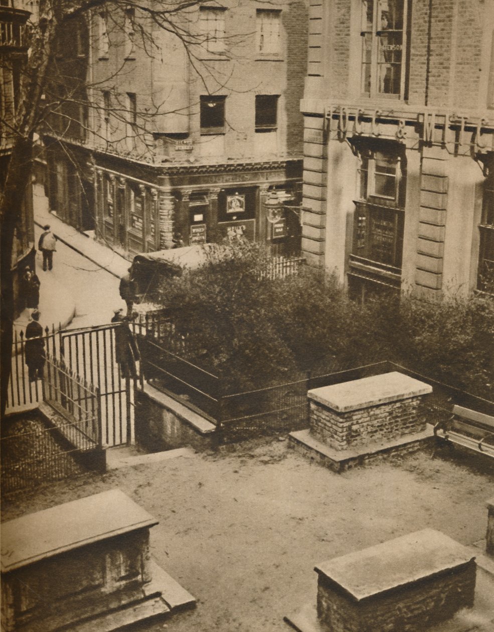 Les Coopers Arms depuis le cimetière de St. Olaves, Silver Street, vers 1935 - Unbekannt