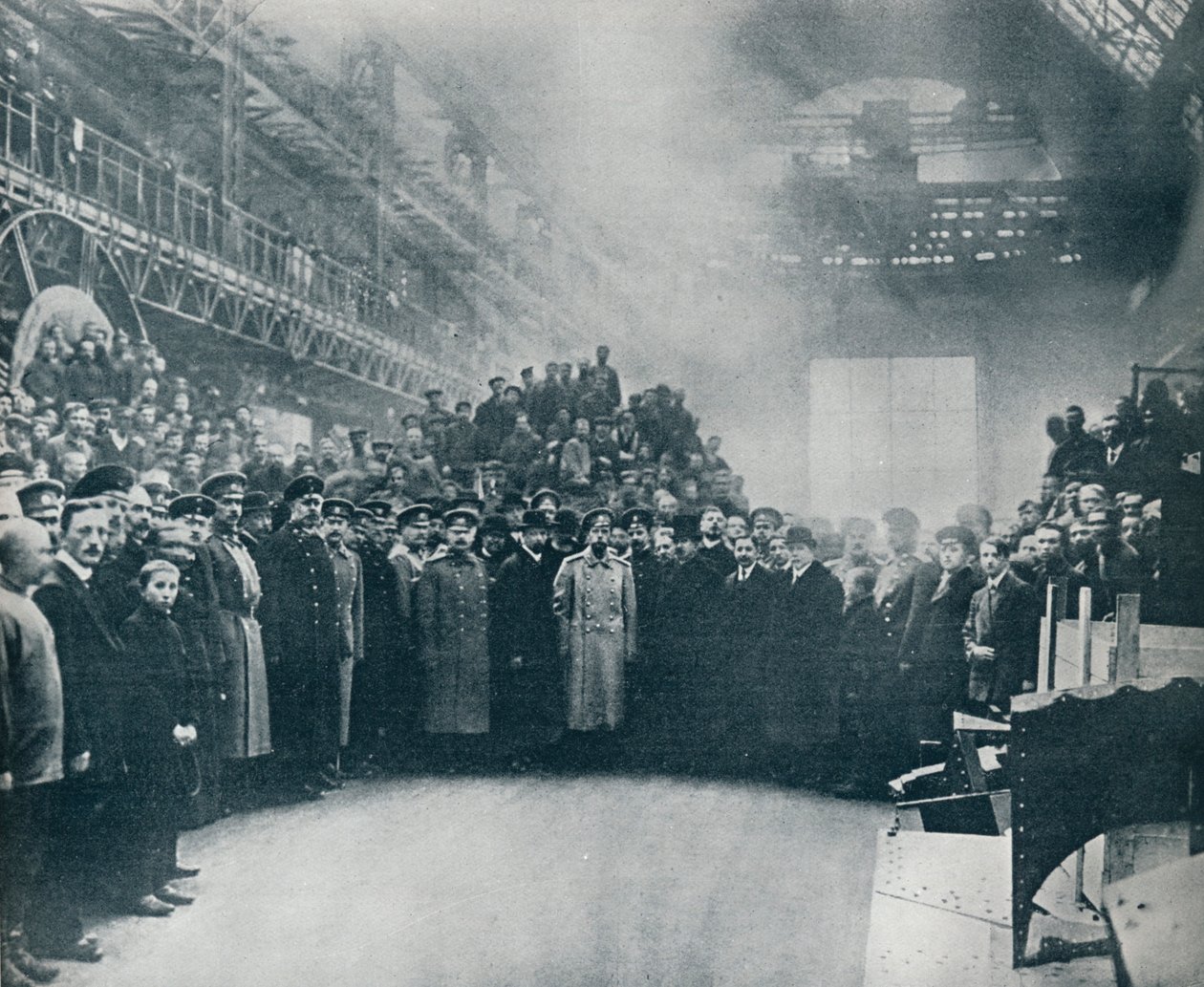 Le Tsar, pris parmi les ouvriers aux grandes usines de munitions et d