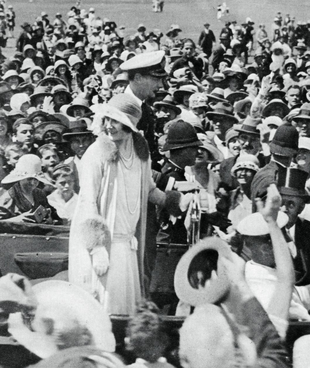 Le duc et la duchesse assaillis par la foule à Auckland, 1927, 1937 - Unbekannt