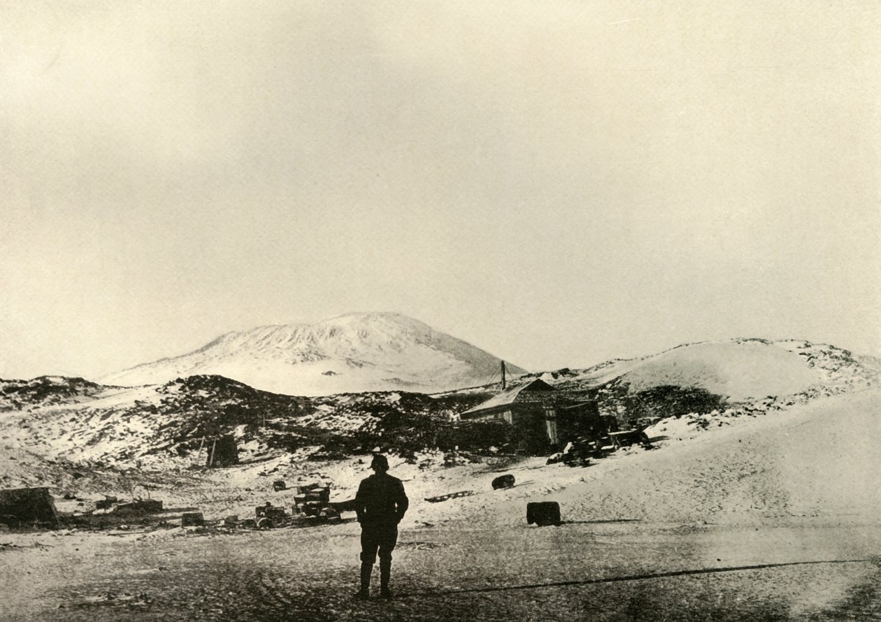 La cabane, avec le mont Erebus en arrière-plan, en automne, 1908, 1909 - Unbekannt