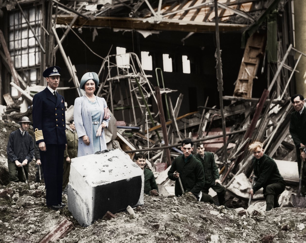 Le roi et la reine inspectent les dégâts des bombes, Buckingham Palace, Londres, Seconde Guerre mondiale - Unbekannt