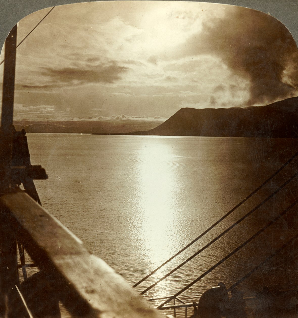Le soleil de minuit en juillet sur les falaises de Spitzbergen et l