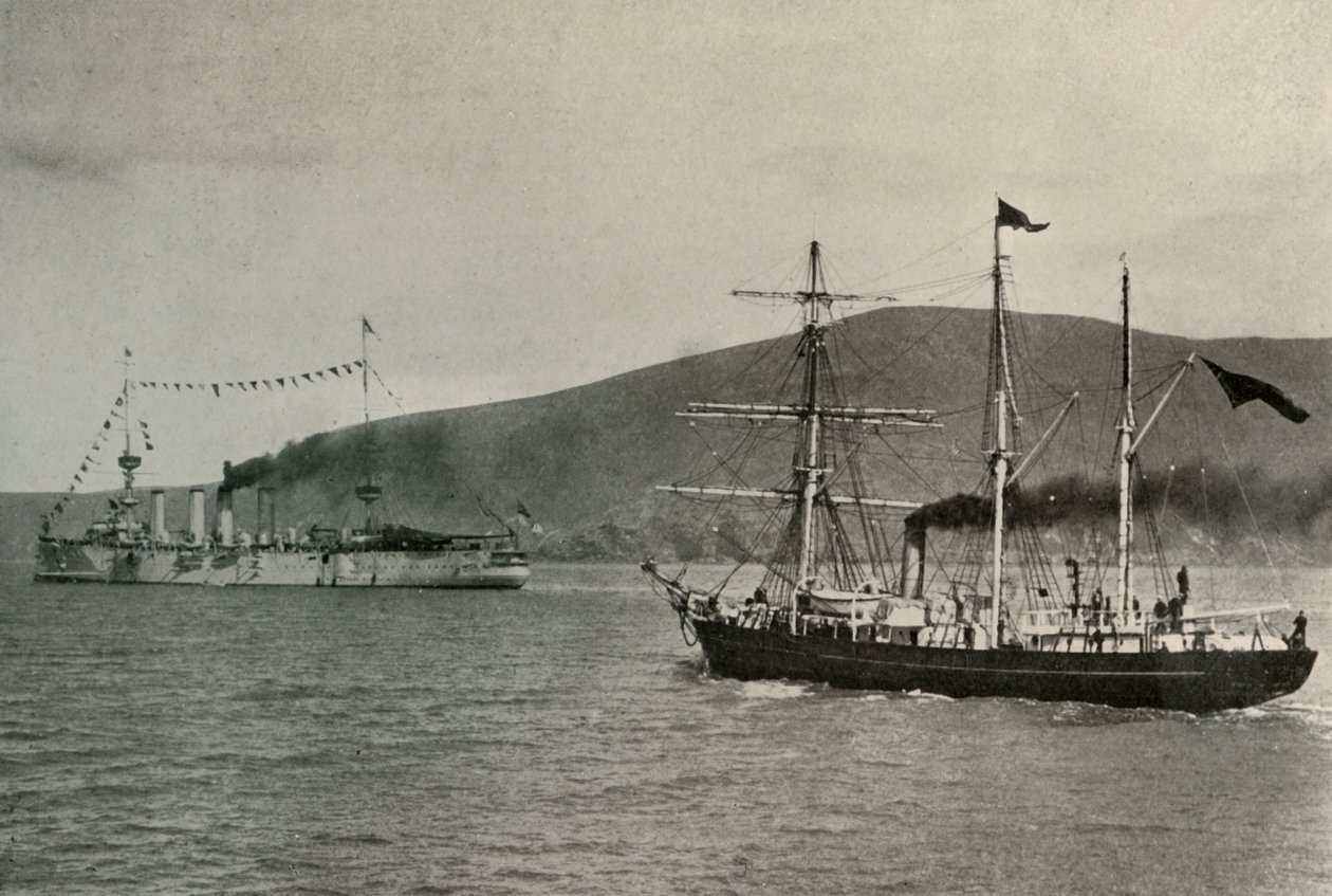 Le Nimrod passant devant le H.M.S. Powerful... dans le port de Lyttelton, 1er janvier 1908 - Unbekannt