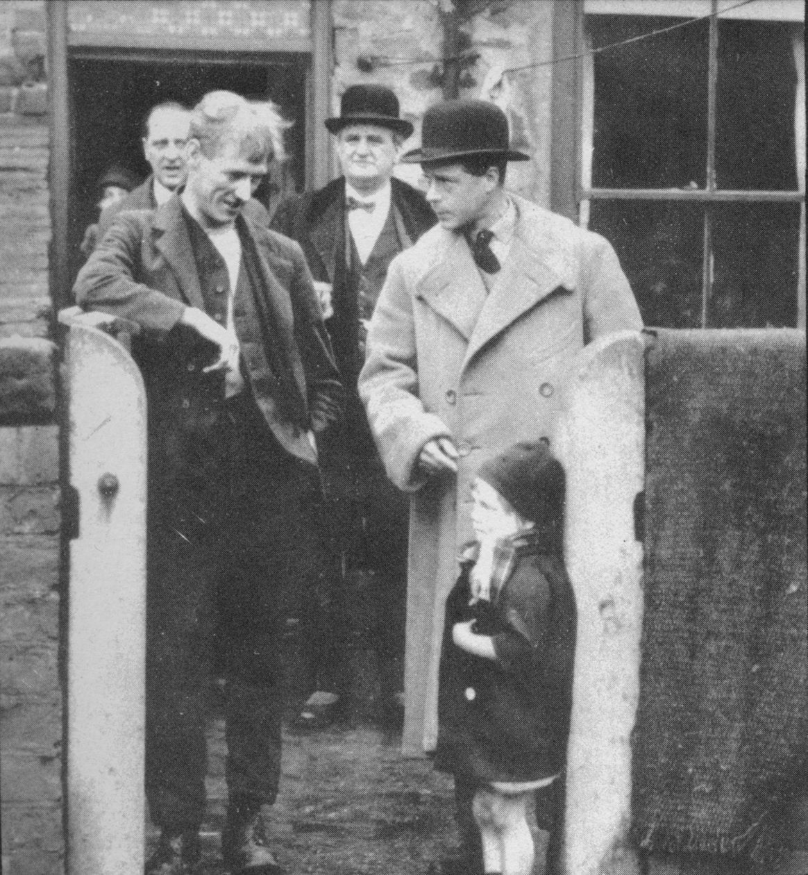 Le prince de Galles visitant un cottage de mineurs dans le nord-est de ...