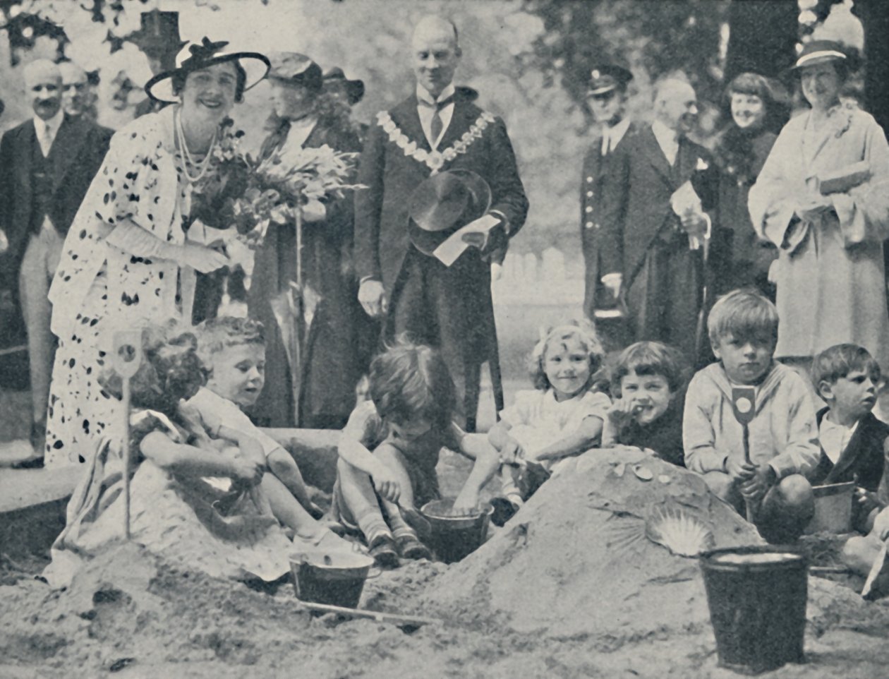 La reine inaugure une aire de jeux pour enfants, 1936, 1937 - Unbekannt