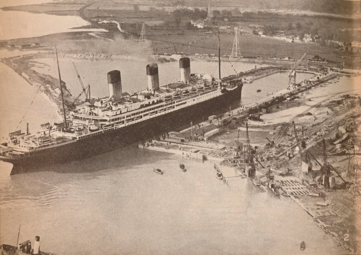 Le paquebot White Star Majestic entrant dans le plus grand bassin de radoub du monde à Southampton, vers 1934 - Unbekannt