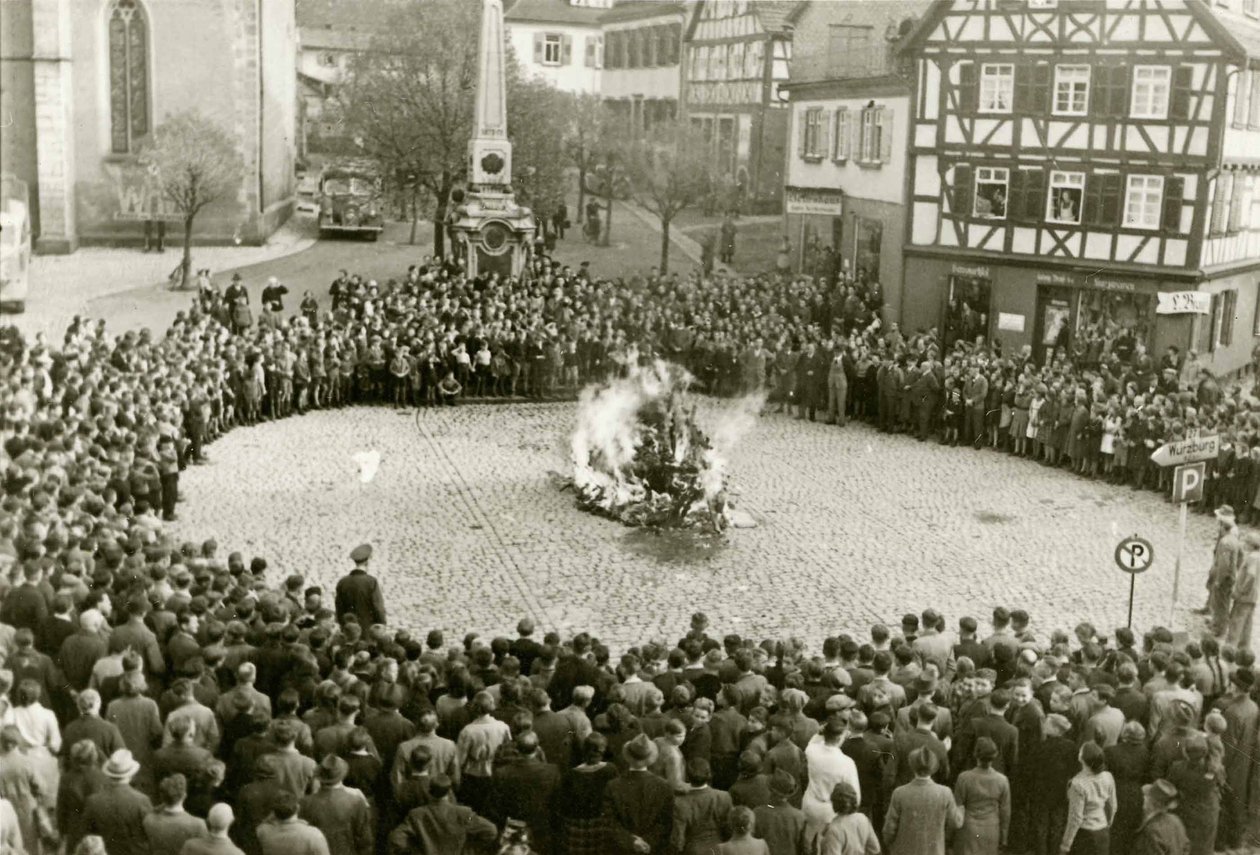 Les meubles et objets rituels de la synagogue de Mosbach sur la place de la ville le 10 novembre - Unbekannt