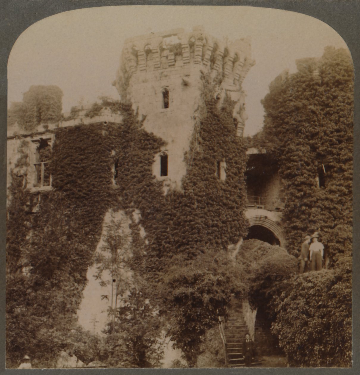 Les tours couvertes de lierre du château de Raglan, dernier bastion de Charles I, Monmouthshire, Angleterre - Unbekannt
