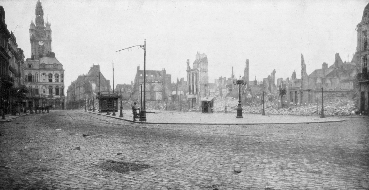 Les ruines et le clocher de Douai, France, 1918 - Unbekannt