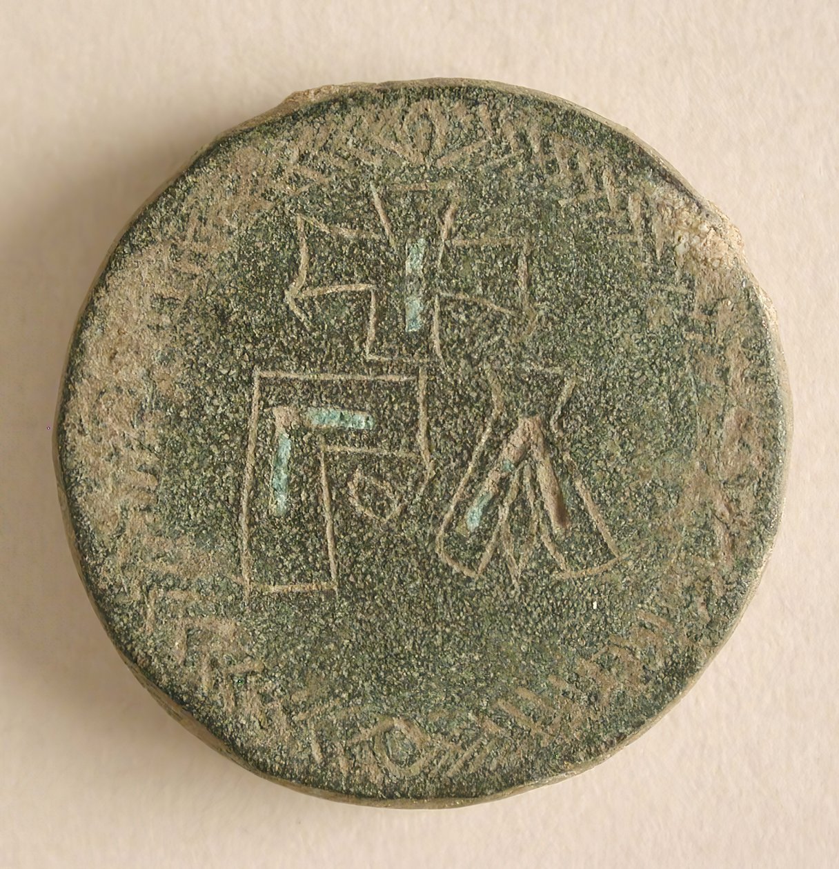 Trois poids de balance en alliage de cuivre avec croix, byzantin, 8e-9e siècle - Unbekannt