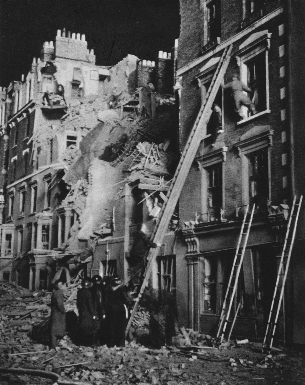 À travers la longue nuit, les hommes de sauvetage au travail, cherchant, aidant à la sécurité, 1941-1942 - Unbekannt