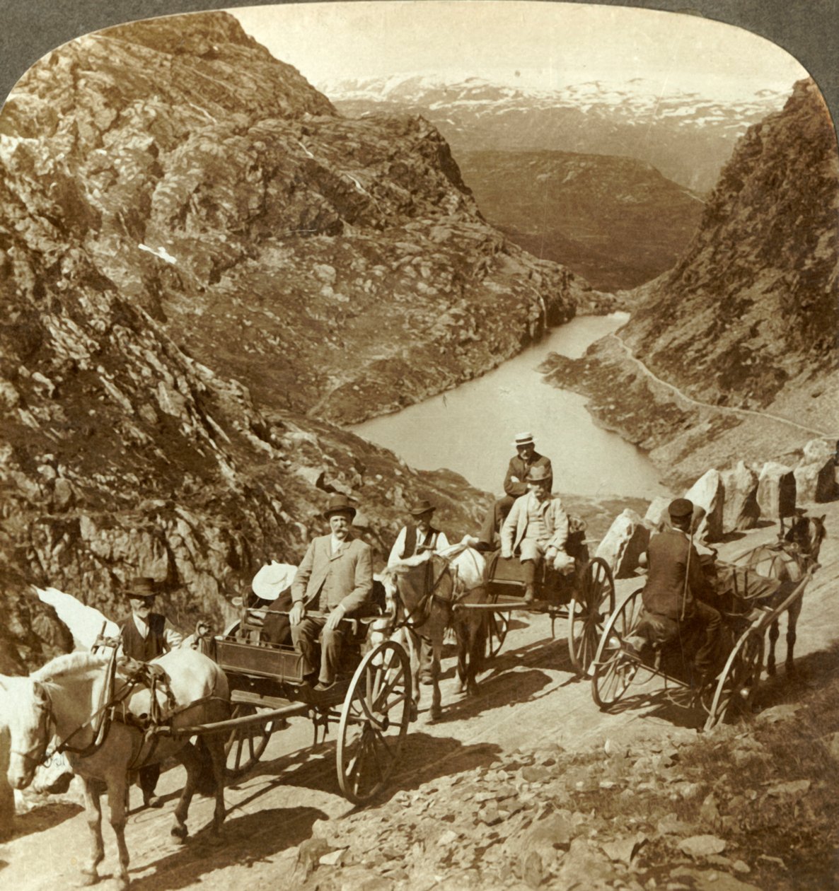 Voyageurs sur une route de montagne à travers le ravin sauvage de Seljestad, Norvège, vers 1905 - Unbekannt