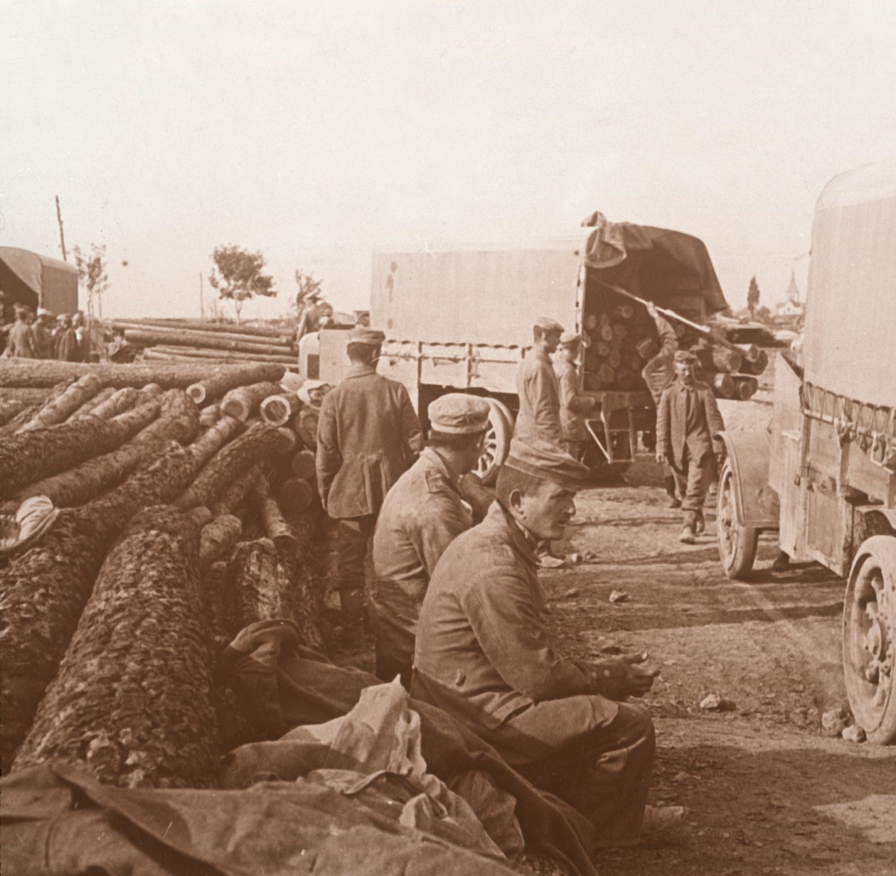 Camions sur la Voie Sacrée, Verdun, nord de la France, c1914-c1918 - Unbekannt