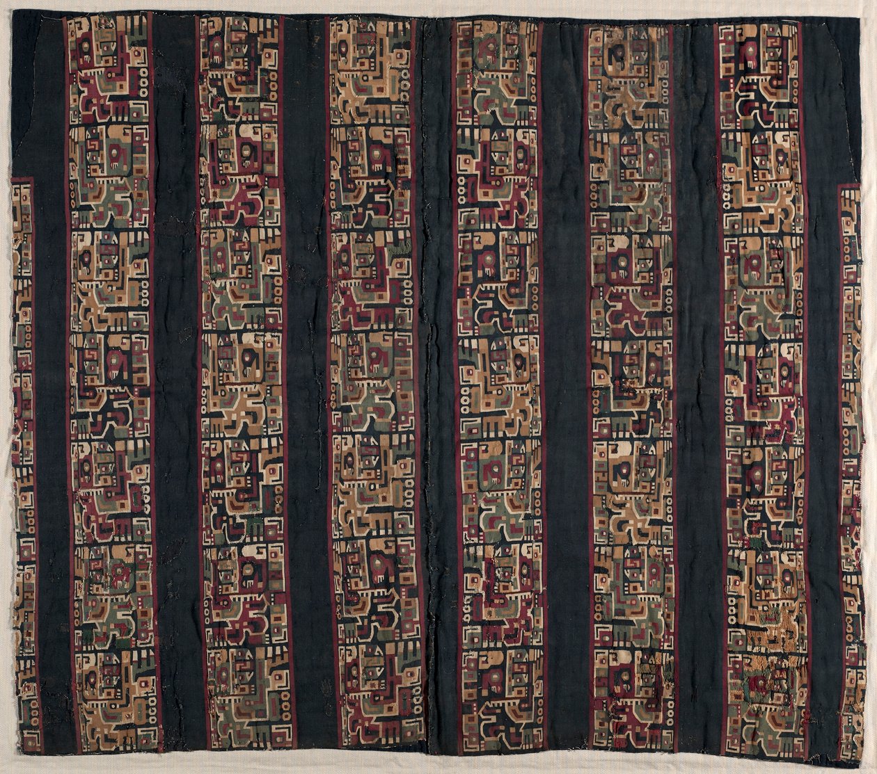Fragments de tunique avec créature à tête d
