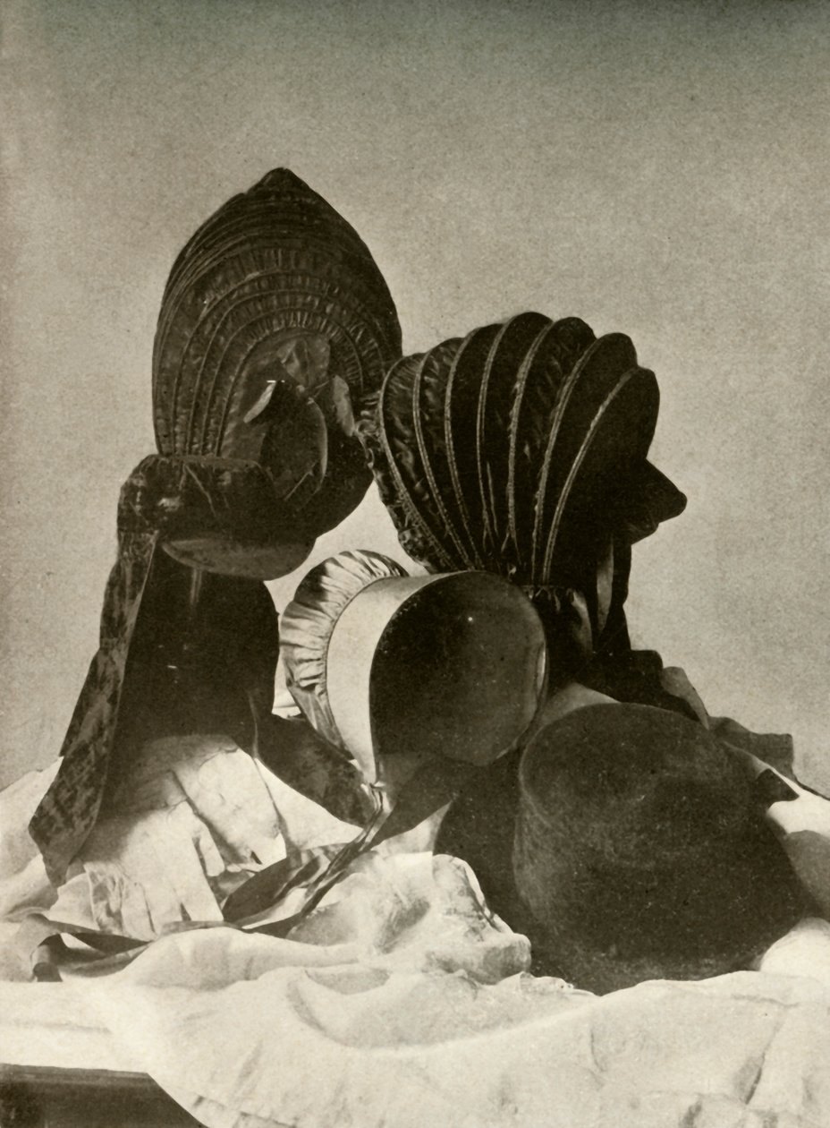 Deux calèches en soie, chapeau de cavalier, bonnet Quaker, chapeau, gants et jupe, 18ème siècle, 1937 - Unbekannt