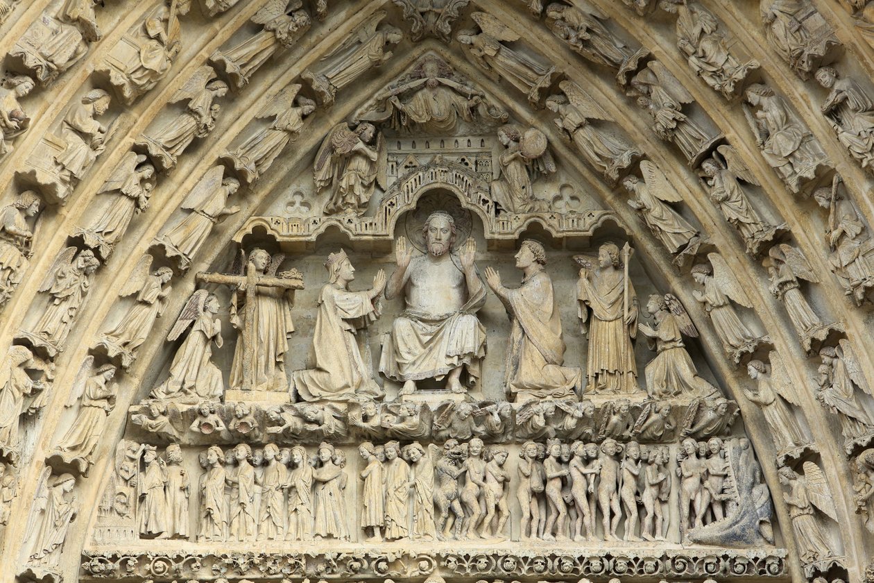 Tympan du portail du Jugement Dernier : Christ du Jugement. À ses côtés, à genoux, la Vierge Marie et Saint Jean intercèdent pour le salut des âmes. Cathédrale d