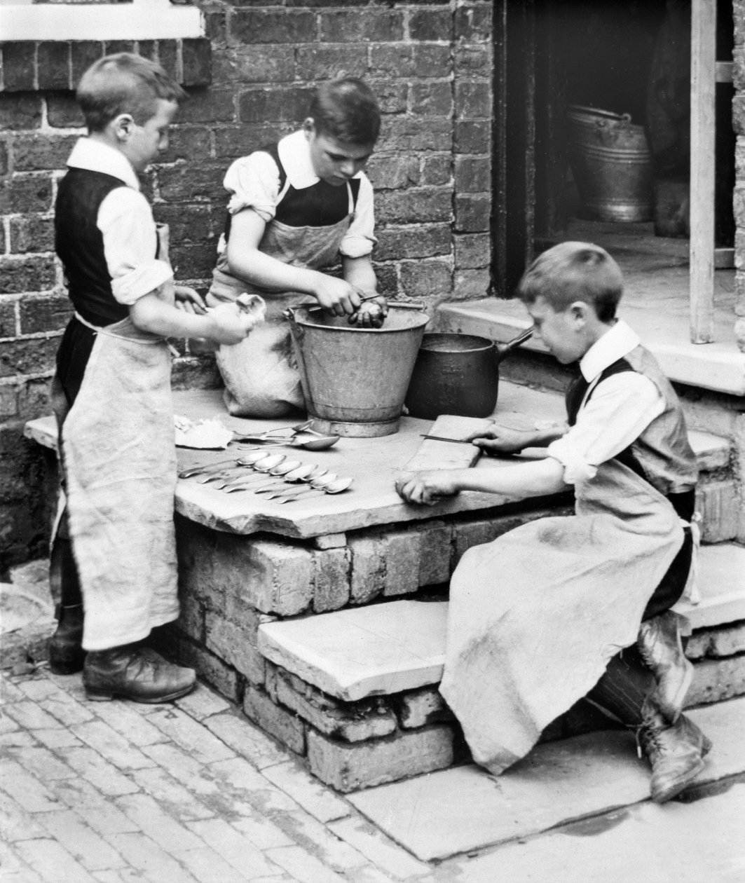 Royaume-Uni : Garçons épluchant des pommes de terre et aiguisant des couteaux à l