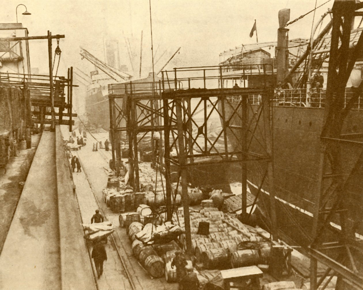 Déchargement des navires de ravitaillement aux Royal Albert Docks, Londres, vers 1930 - Unbekannt