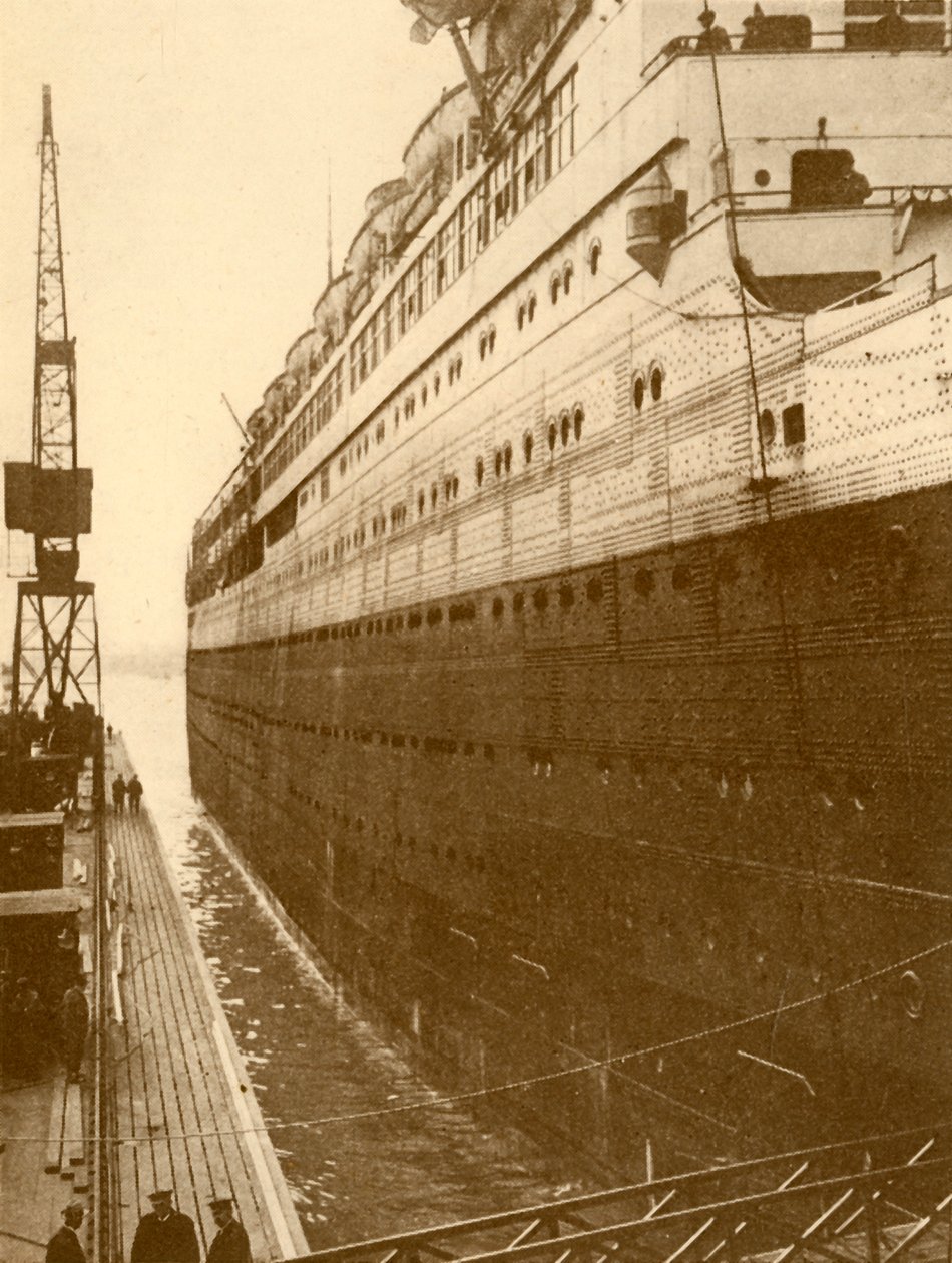 Vue du côté tribord du Majestic entrant dans la cale sèche flottante, vers 1930 - Unbekannt