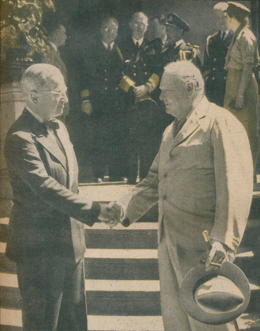 Chaleureuse poignée de main entre le Premier ministre et le Président, 1945 - Unbekannt