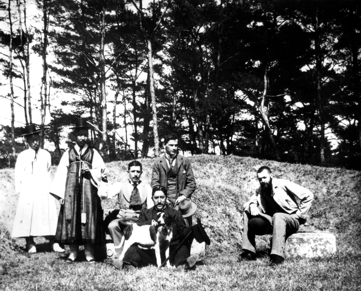 Visiteurs occidentaux avec des locaux, Nam San, Corée, 1900 - Unbekannt