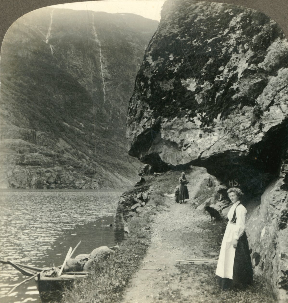 Où la route se glisse sous les falaises surplombantes par les eaux du Nerofjord, Norvège, vers 1905 - Unbekannt
