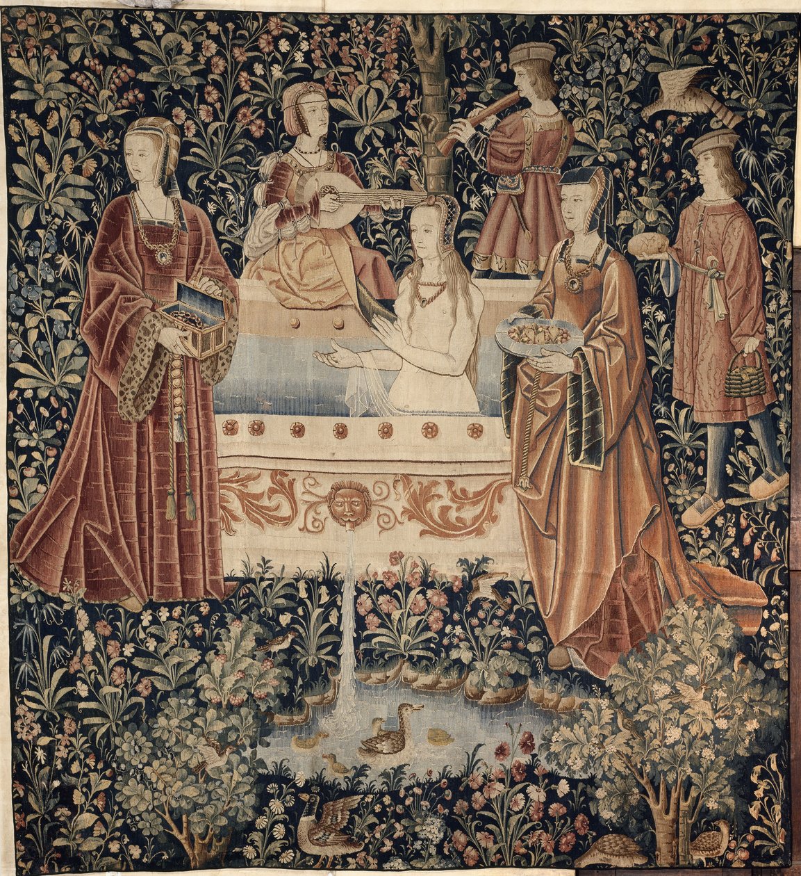 Femme se baignant entourée d