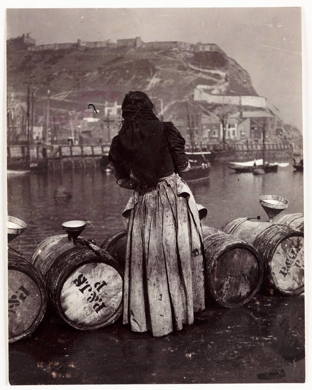 Femme et barils, port de Whitby, vers 1905 - Unbekannt