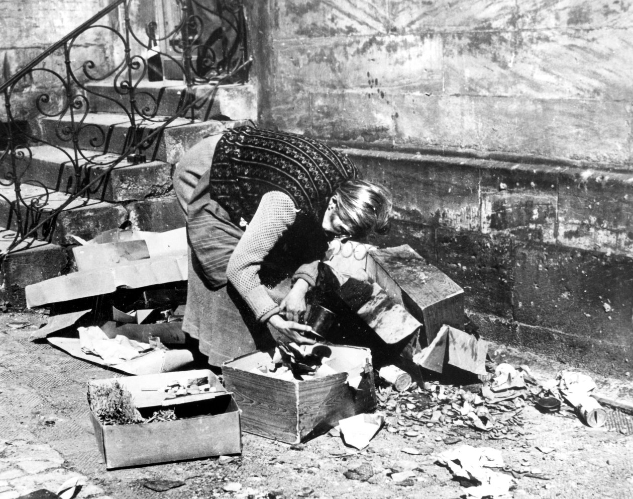 Femme fouillant pour de la nourriture, Bayreuth, Allemagne, avril 1945 - Unbekannt