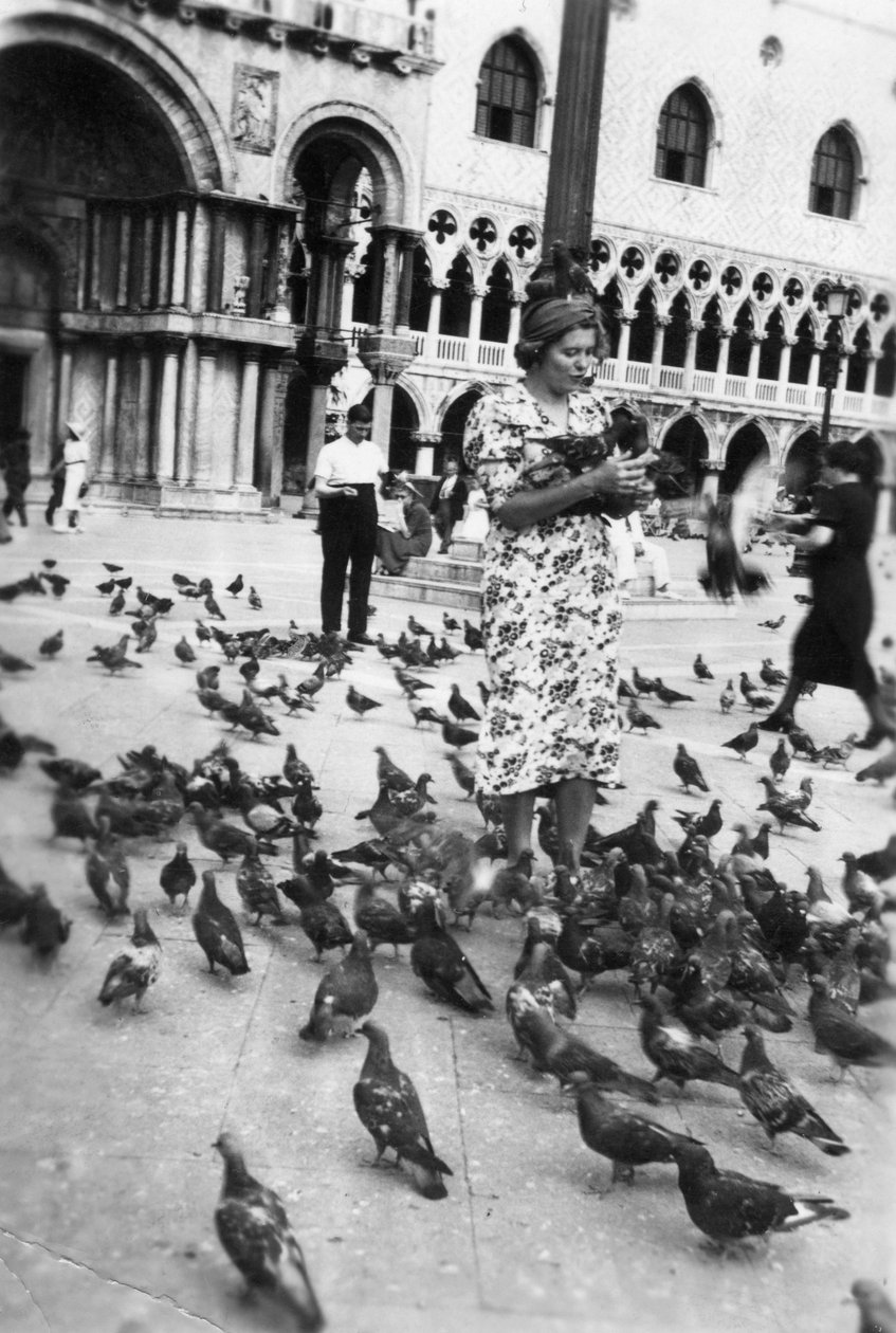 Femme entourée de pigeons, place Saint-Marc, Venise, Italie - Unbekannt