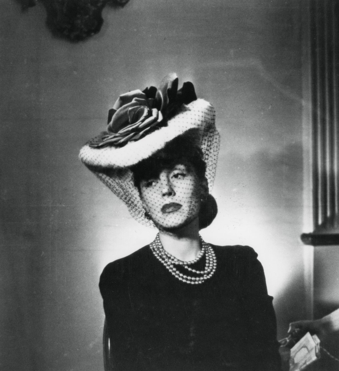 Femme portant un chapeau et un voile par le créateur de mode français Jacques Fath - Unbekannt