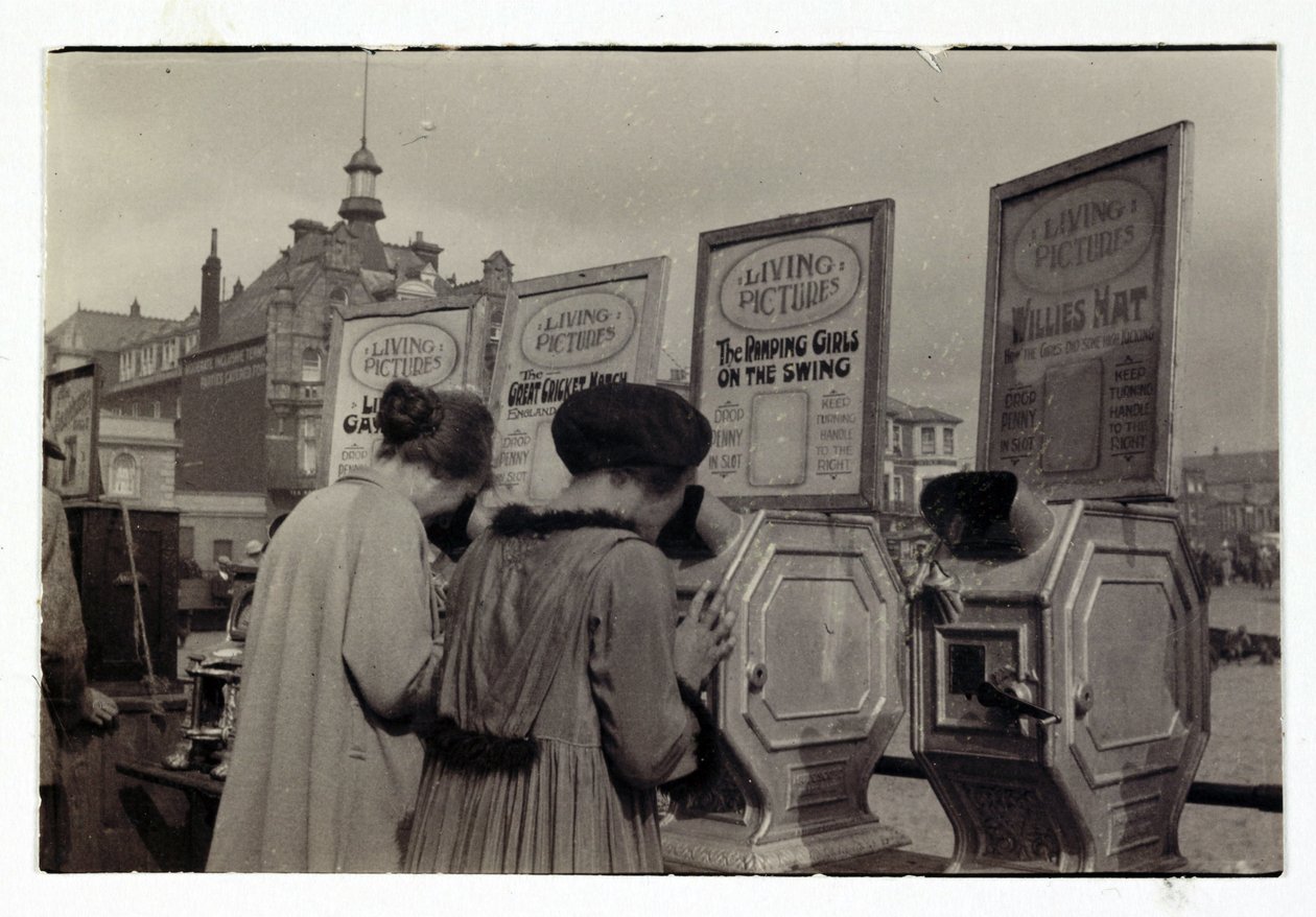 Femmes regardant des machines 