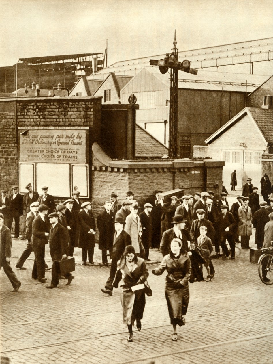 Travailleurs quittant... après la suspension de la construction du Cunarder 534, décembre 1931 - Unbekannt