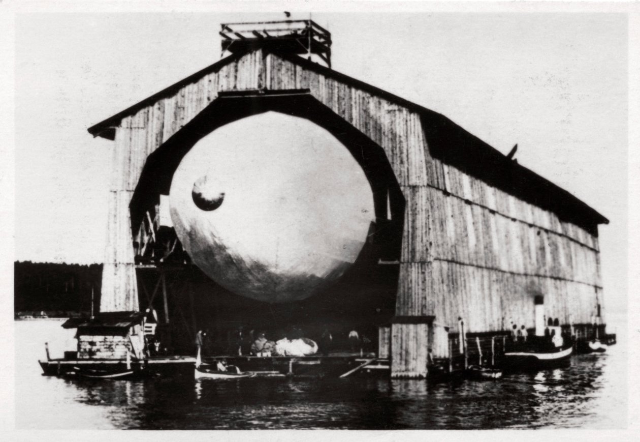 Zeppelin LZ1 dans un hangar flottant à Manzell, Friedrichshafen, Allemagne, 1900 - Unbekannt
