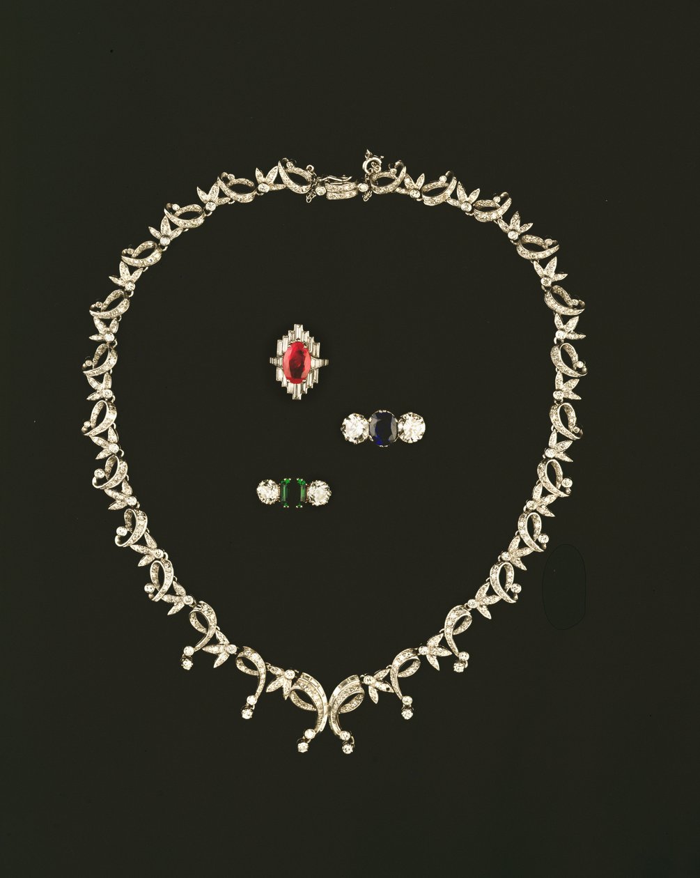 Collier de design Art Déco en rouleau et feuille ; bague en rubis et diamant baguette ; bague en saphir et diamant trois pierres ; bague en émeraude et diamant trois pierres - Unbekannt Unbekannt