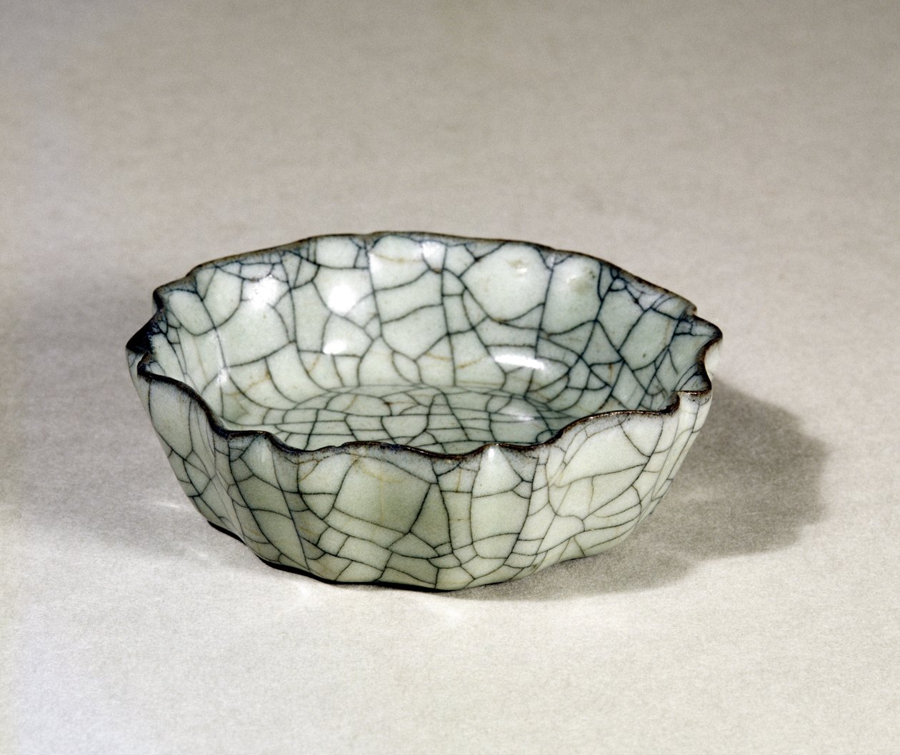 Lave-pinceau en grès Kuan moulé avec huit lobes et un bord festonné, dynastie Song (960-1279) - Unbekannt Unbekannt