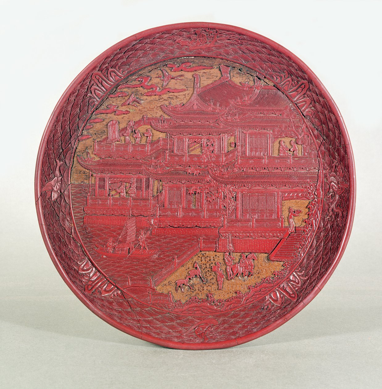 Plat en laque, sculpté, représentant le 