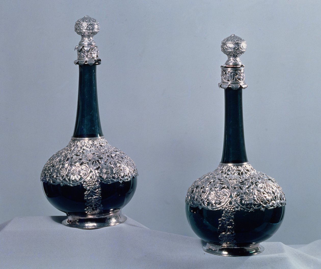 Paire de bouteilles de vin montées en argent, 1689 - Unbekannt Unbekannt