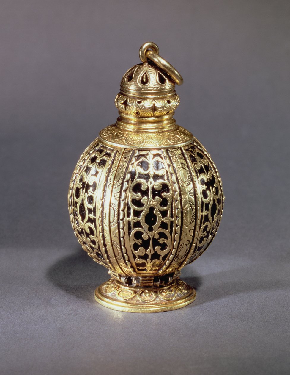 Pomander, décoré de volutes ciselées entourant de l