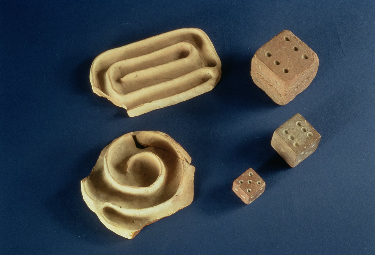 Dés en grès et jeu de labyrinthe en terre cuite, Harappa, 2300-1750 av. J.-C. - Unbekannt Unbekannt