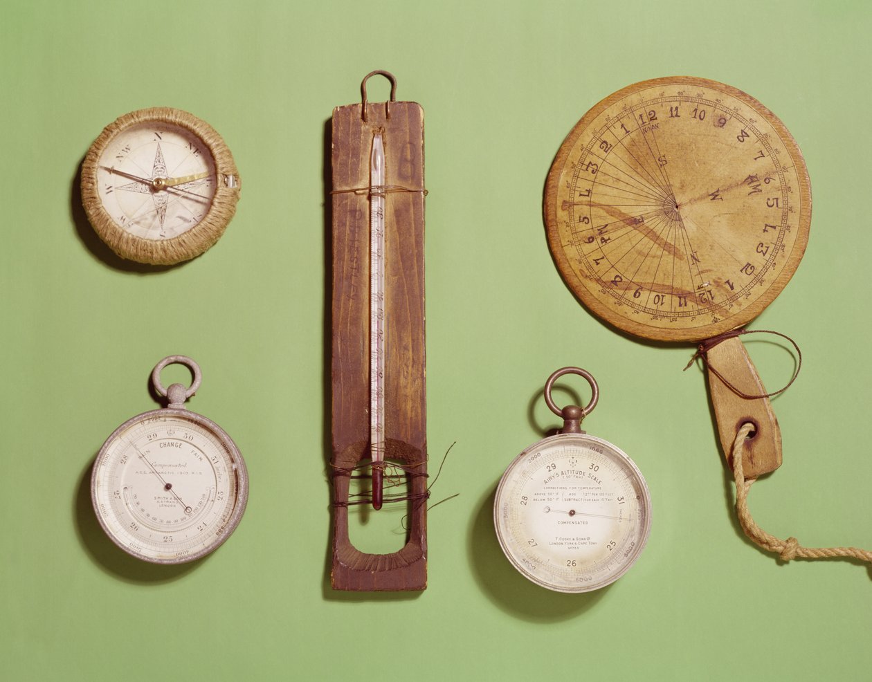 Boussole, thermomètre, cadran solaire, baromètre et échelle d