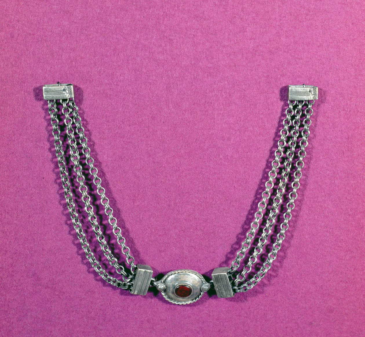 Collier en argent comprenant une cornaline, dans un cadre ovale bordé d