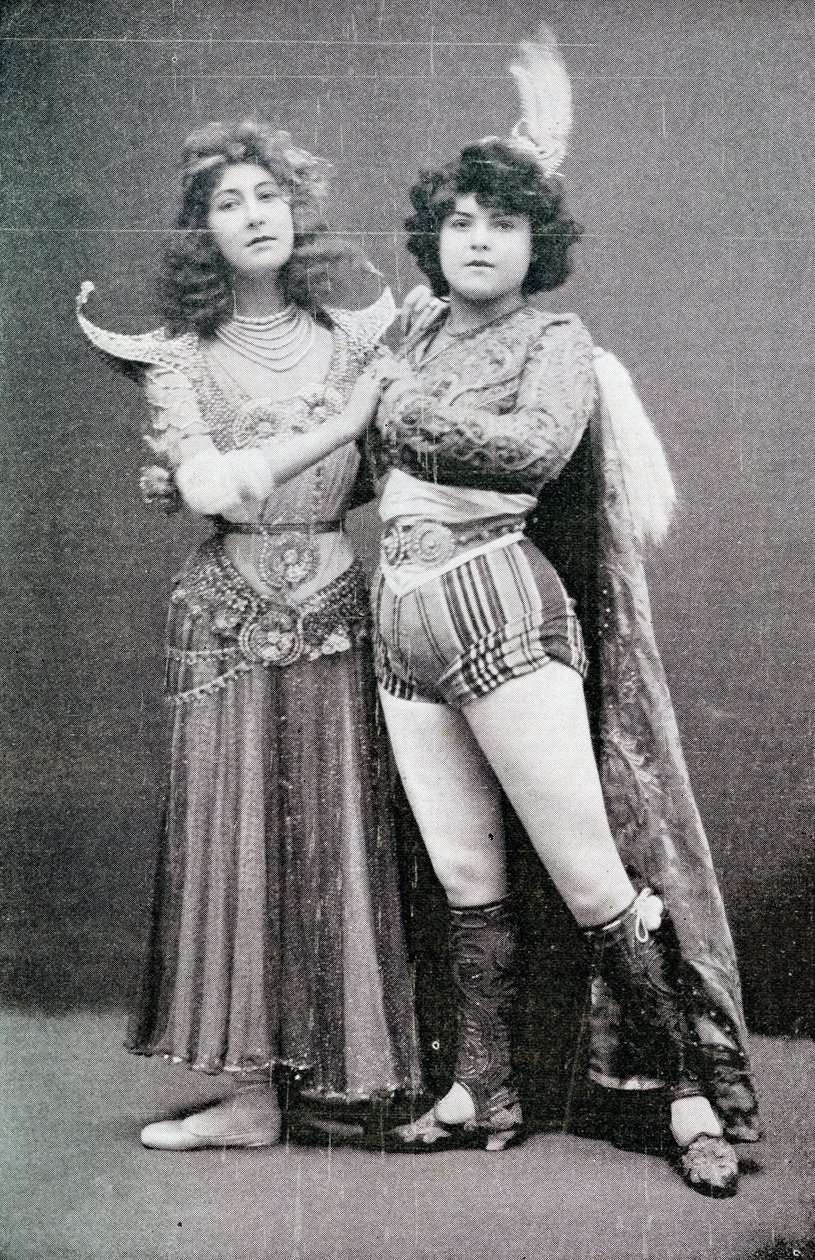 Liane de Pougy apparaissant comme la déesse indienne "La Yakcha" au Palace Theatre, Londres avec son assistante, Lallie Pernod, 1901 - Unbekannt Unbekannt