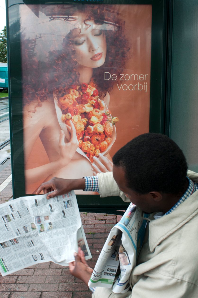Homme lisant un journal à l