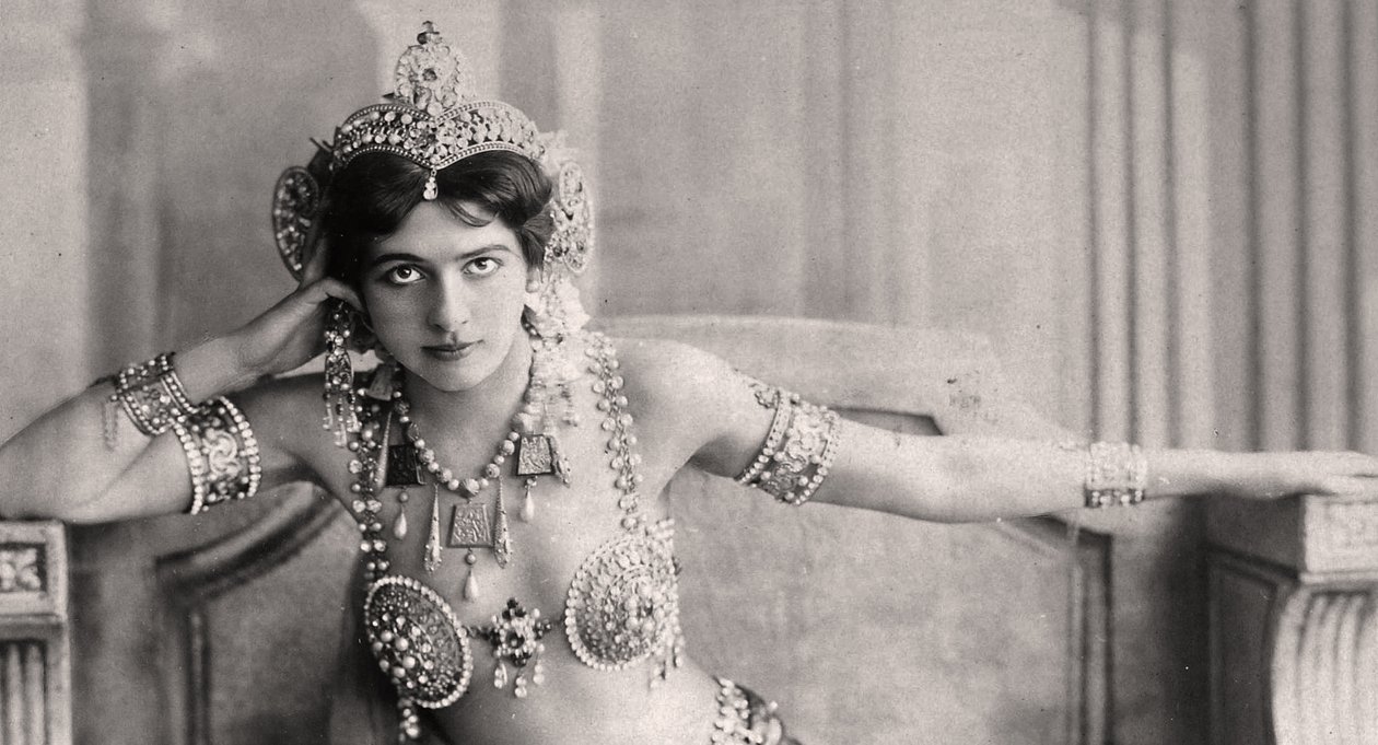 Mata Hari portant un bikini orné de bijoux, vers 1910 - Unbekannt Unbekannt